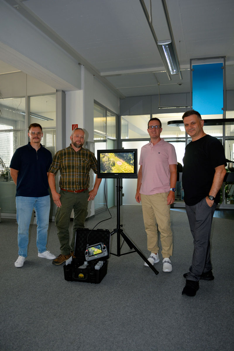 Vertreter von tci und Wildmonitoring Mittelhessen bei der Übergabe des Feld-Monitor-Sets