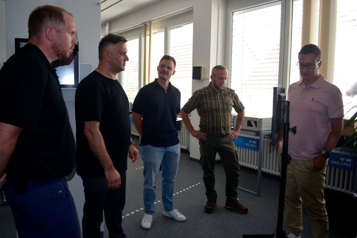 Vorstellung des gespendeten Feldmonitors bei tci